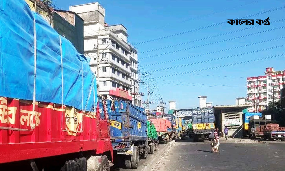 গাজীপুর মহানগরের টঙ্গী স্টেশন রোড, বোর্ড বাজার থেকে চান্দনা চৌরাস্তাসহ রাজেন্দ্রপুর পর্যন্ত অন্তত ২০ কিলোমিটার সড়কে থেমে থেমে চলছে যানবাহন। ছবি : কালের কণ্ঠ