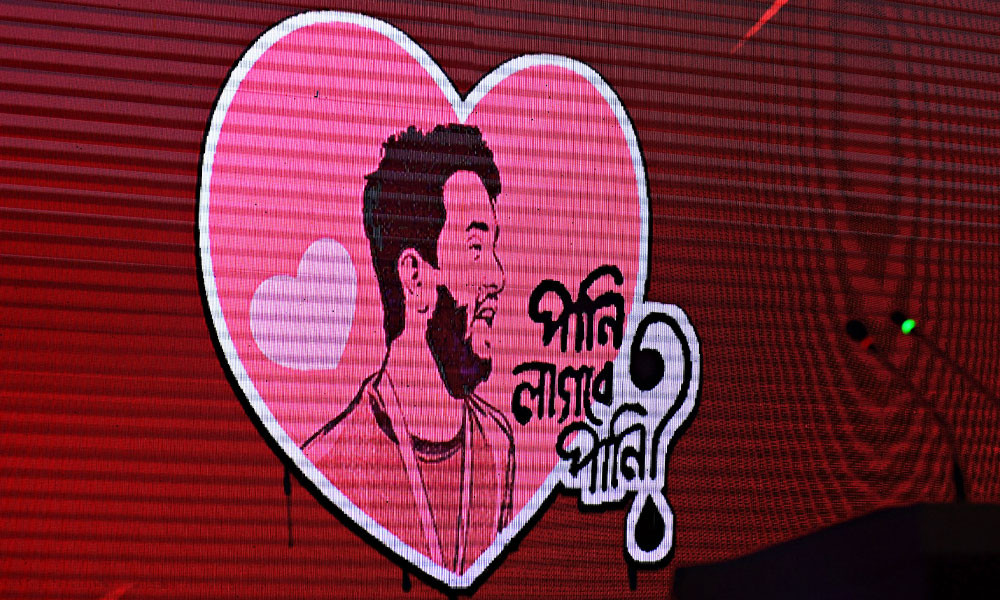 পর্দায় শহীদ মুগ্ধর গ্রাফিতি।