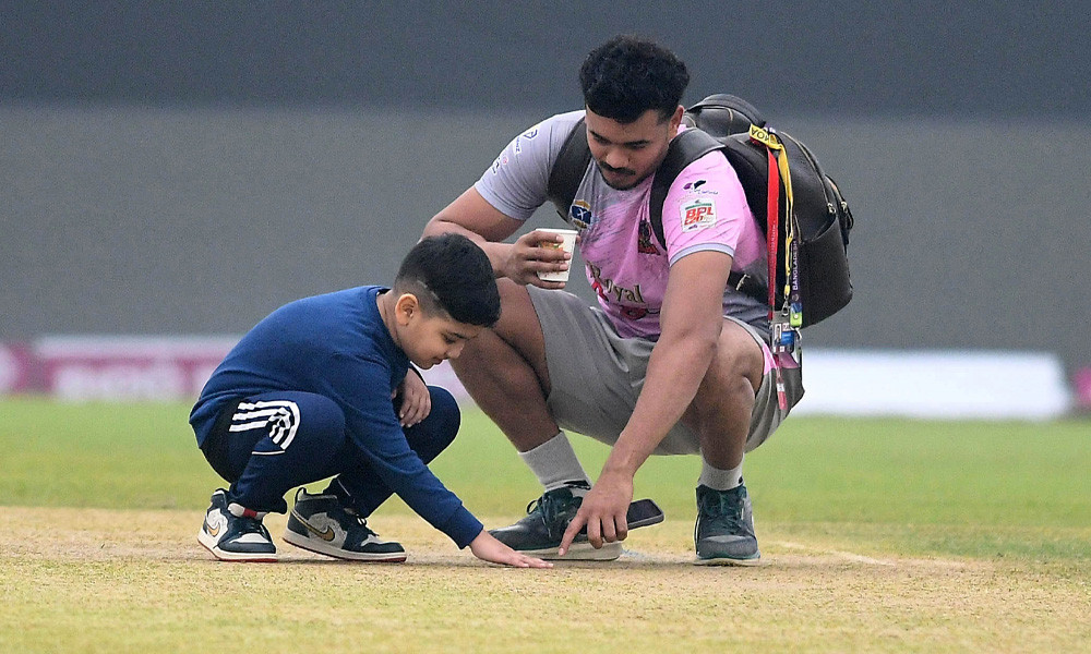 ছেলের কাছে পিচ রিপোর্টের তালিম নিচ্ছেন তাসকিন। ছবি : কালের কণ্ঠ, সিলেট থেকে