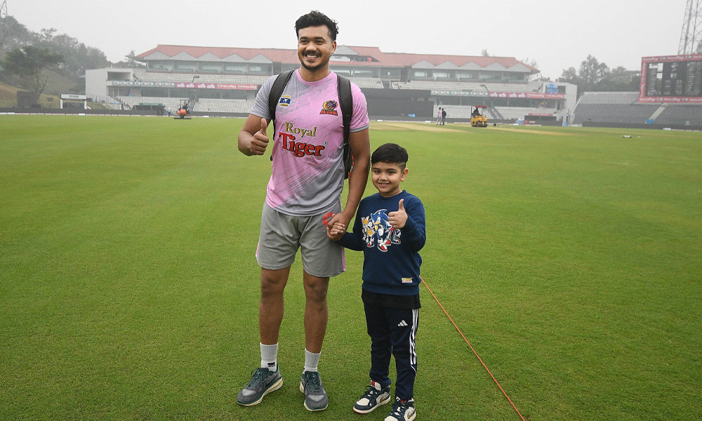 ব্যাটিং প্রস্তুতি ও পিচের কন্ডিশনে সন্তুষ্ট হয়ে বাবা-ছেলের হাসিমুখ। ছবি : কালের কণ্ঠ, সিলেট থেকে