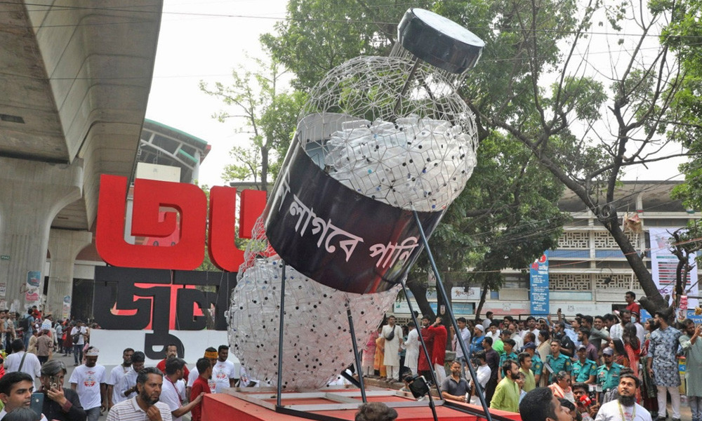 জুলাই অভ্যুত্থানে শহিদ মুগ্ধ স্মরণে ‘পানির বোতল’র প্রতিকৃতি। ছবি : ফোকাস বাংলা।