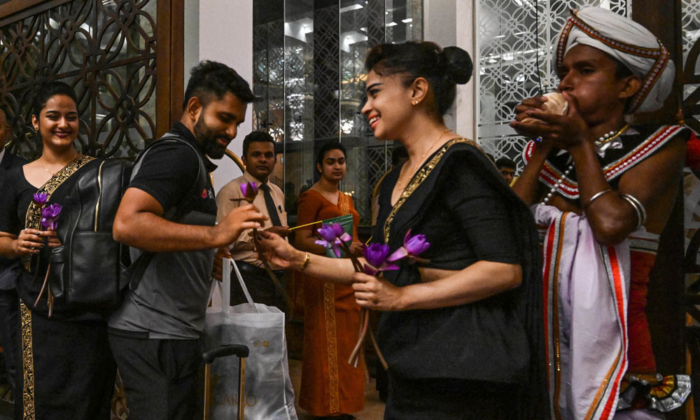 ক্যান্ডির হোটেলে প্রবেশের সময় ফুল নিচ্ছেন শামীম। ছবি : মীর ফরিদ, ক্যান্ডি থেকে