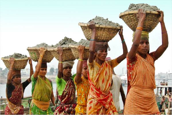 বাধার পাহাড় ডিঙিয়ে চলেছে নারী