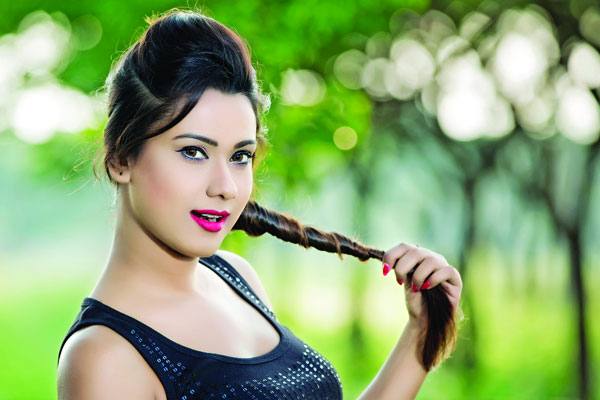 ইন্দ্রনীল নয় আবীর