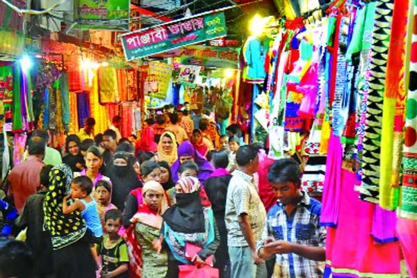 কী নেই রিয়াজউদ্দিন বাজারে!