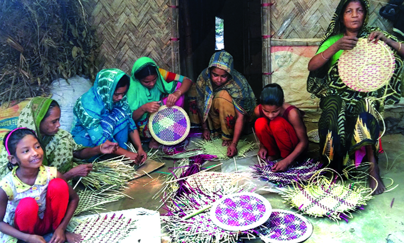 হাতপাখায় জীবনগাথা
