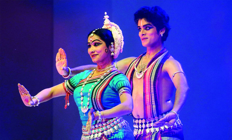 নৃত্যে শুরু বাঁশিতে শেষ
