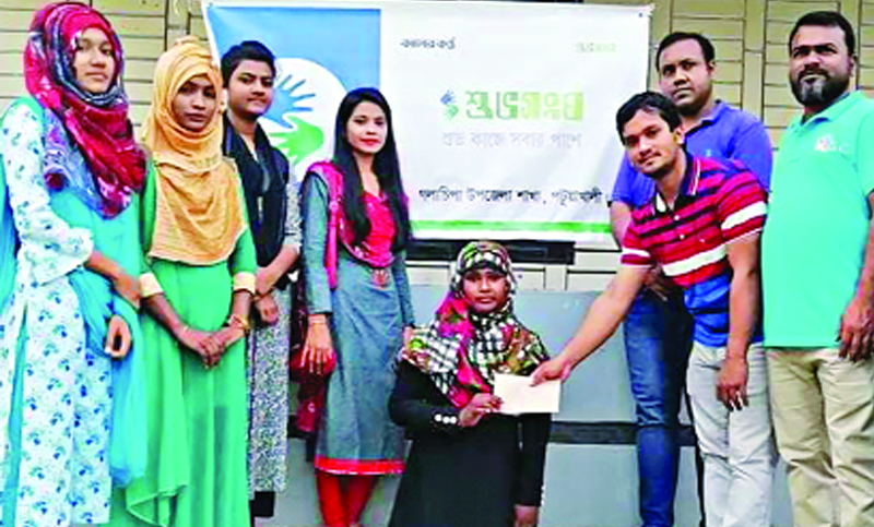 মেধাবী শারীরিক প্রতিবন্ধী লিমাকে আর্থিক সহযোগিতা
