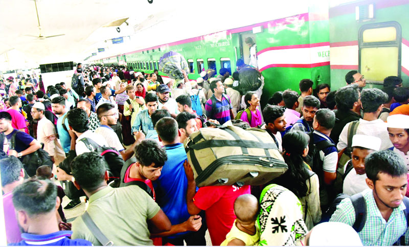 ট্রেন-বাসে চলছে বাড়ি ফেরা মানুষের উপচে পড়া ভিড়