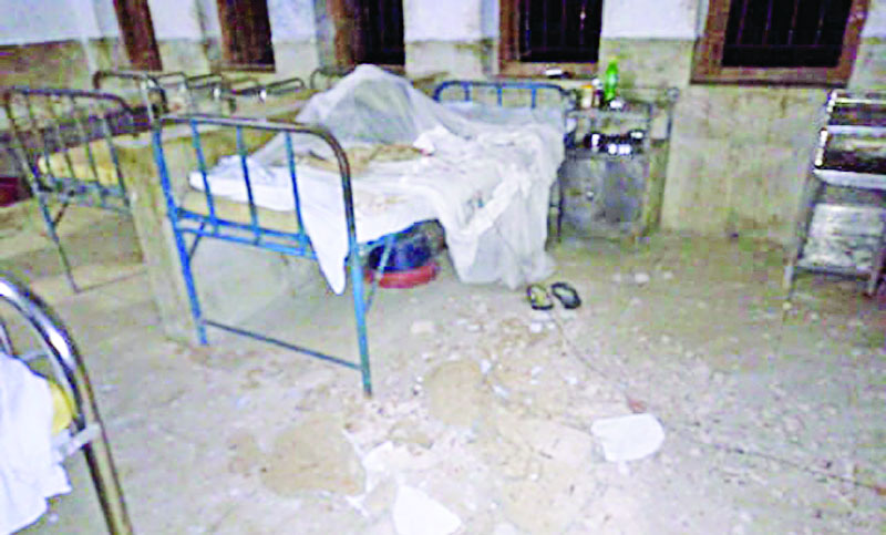 খসে পড়ল জীর্ণ ছাদের পলেস্তারা, রোগী আহত