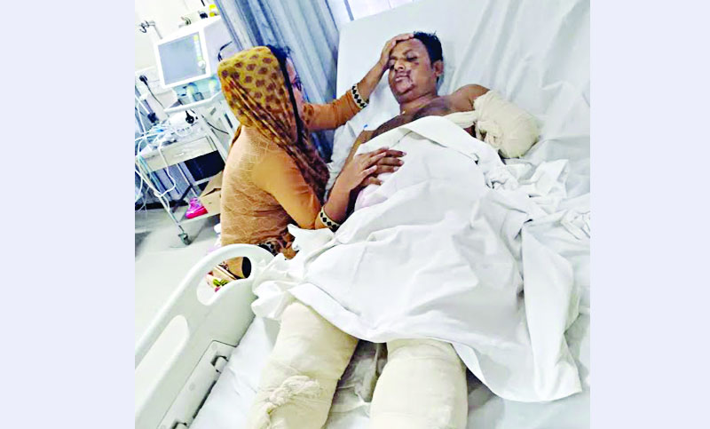 বাবার কাটা হাত খুঁজে জোড়া দিয়ে দিতে চায় মেয়ে