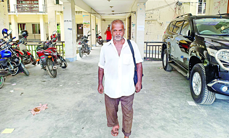 বইয়ের ফেরিওয়ালা সুনীল গাঙ্গুলি