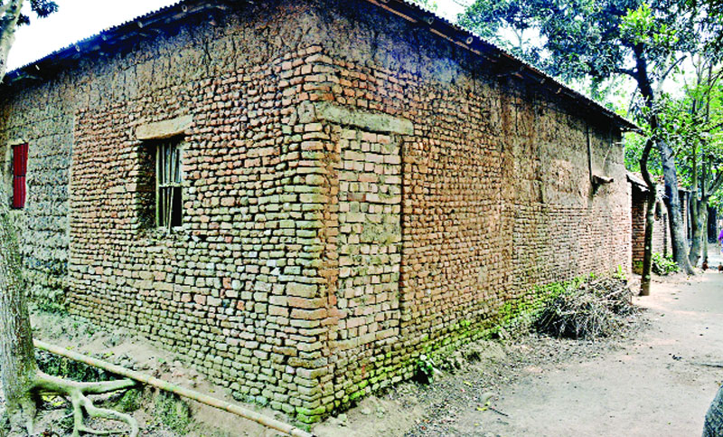 মহাস্থানগড়ের ভেতরেই প্রাচীন ইটের বাড়ি!

