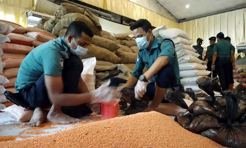 রাতে বাড়িতে বাড়িতে খাবার নিয়ে যাবে পুলিশ 