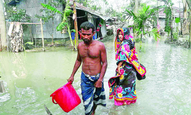 বাগেরহাটে বাঁধ ভেঙে পানিবন্দি হয়েছে শত শত পরিবার