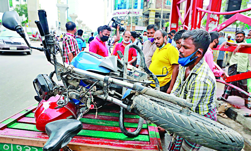 বাংলামোটরে দুজনকে পিষে মারল বাস