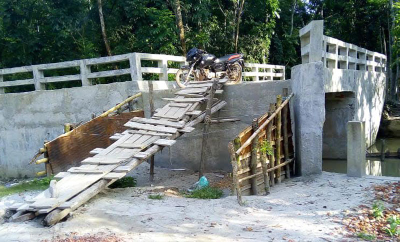 কালভার্টে উঠতে বাঁশ-কাঠের সাঁকো!

