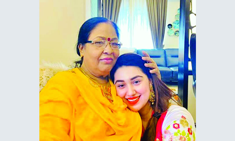 মা হারালেন অপু