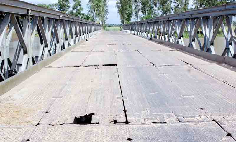 আদমদীঘিতে নড়বড়ে বেইলি ব্রিজ, অতিরিক্ত ওজন নিয়ে চলছে যানবাহন