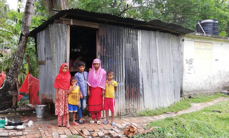 ১৮ বছর ধরে পাবলিক টয়লেটে! বঞ্চিত 'প্রধানমন্ত্রীর উপহার' থেকে