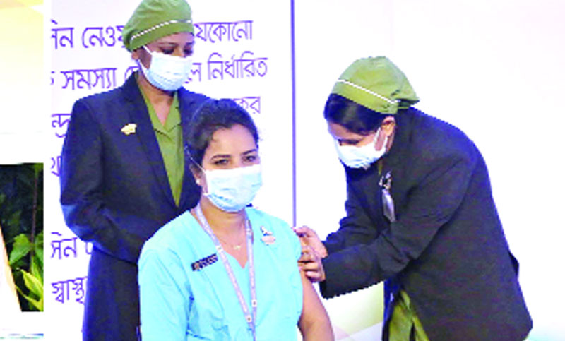 
প্রথম টিকা নিয়ে রুনু বললেন ভালো আছি

