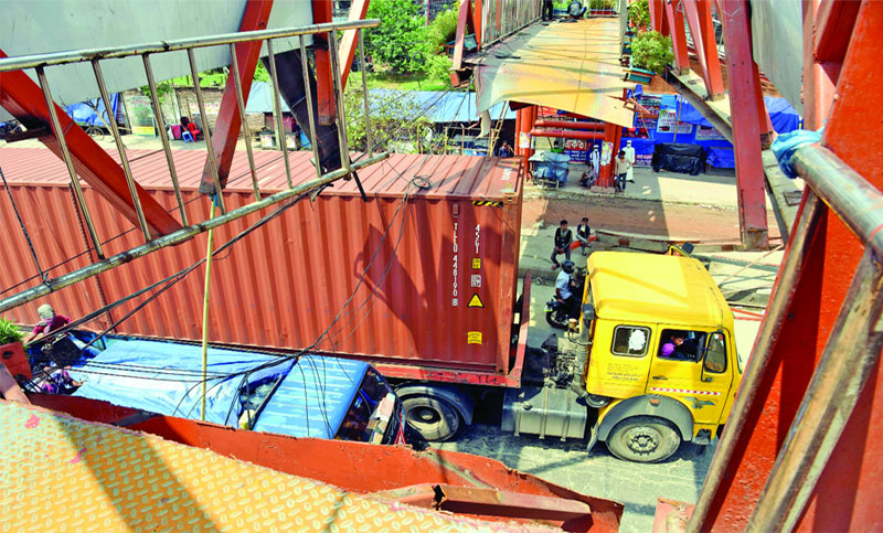 উত্তরায় কাভার্ড ভ্যানের ধাক্কায় ভেঙে পড়ে ফুট ওভারব্রিজ