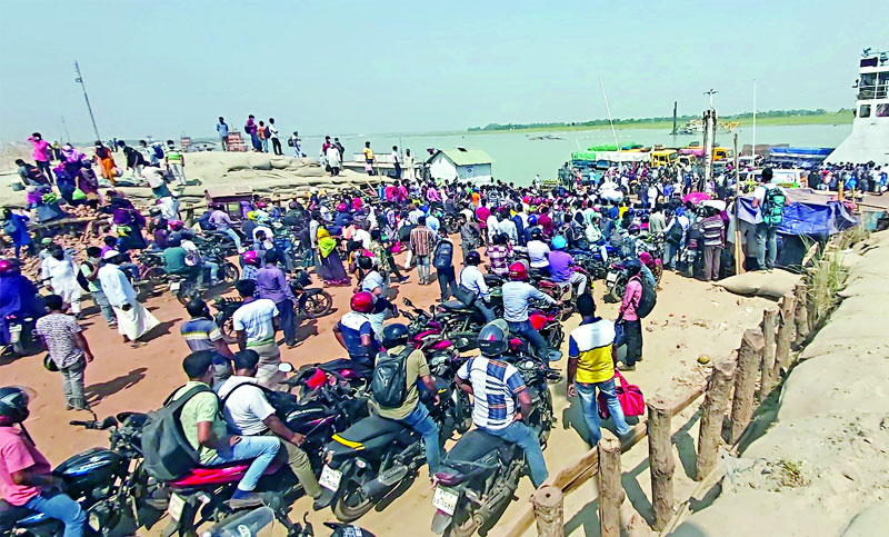 নৌপথে ঢাকামুখী মানুষের স্রোত