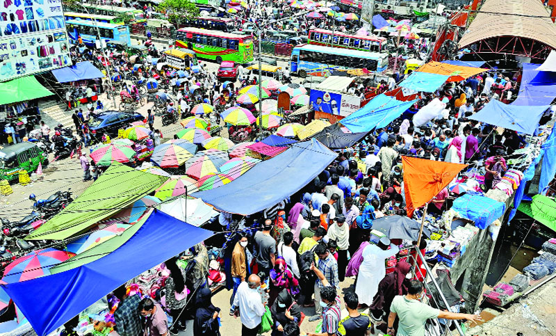 ছুটির দিনে মার্কেটে কেনাকাটার ধুম