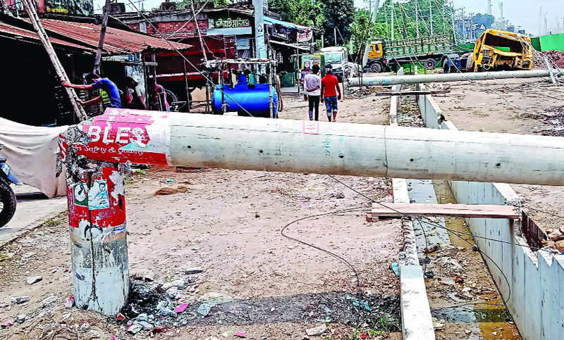 মাটি সরে গিয়ে ভেঙে পড়ে আটটি খুটি