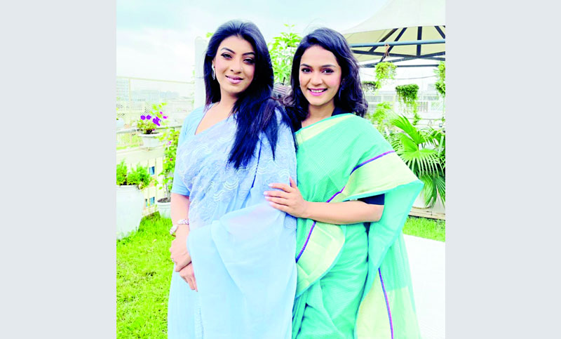 একসঙ্গে দুই মৌ