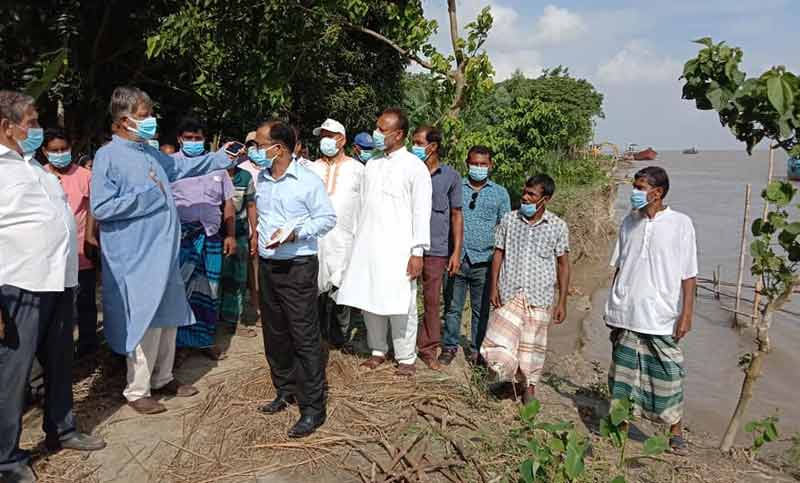 হরিরামপুর নদীভাঙন এলাকা পরিদর্শনে জেলা প্রশাসক