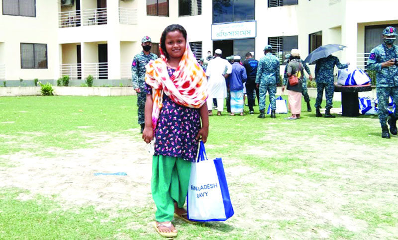 সেন্ট মার্টিনে দুস্থ ও অসহায়দের নৌবাহিনীর ঈদ উপহার