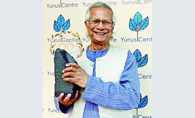 ‘অলিম্পিক লরেল’ গ্রহণ করলেন ড. ইউনূস