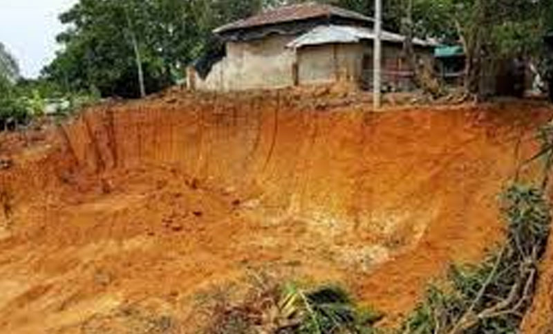 কক্সবাজারে বৃষ্টির সঙ্গে বাড়ে পাহাড় কাটা