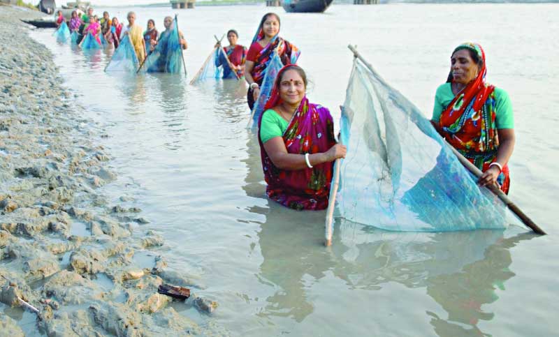 ভাগ্যের চাকা ঘোরাবে হিতামপুর মহিলা সমিতি
