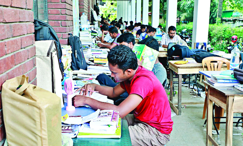 বিজ্ঞান গ্রন্থাগারের বারান্দায় শিক্ষার্থী