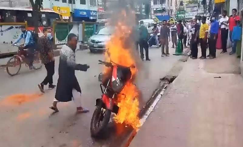 মামলা-হয়রানিতে ক্ষুব্ধ হয়ে নিজের বাইকেই আগুন