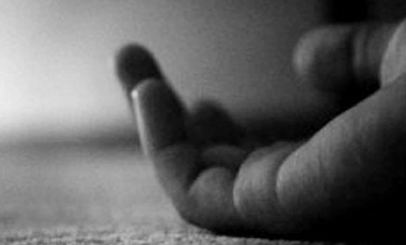 খুলনায় পুকুরে মা-বাবা ও মেয়ের লাশ

