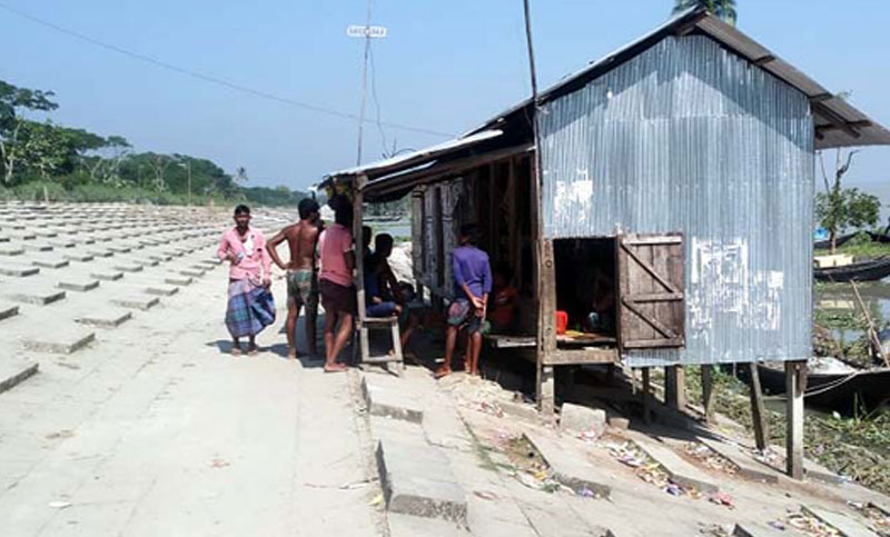 
একদিকে উন্নয়ন, অন্যদিকে দখল

