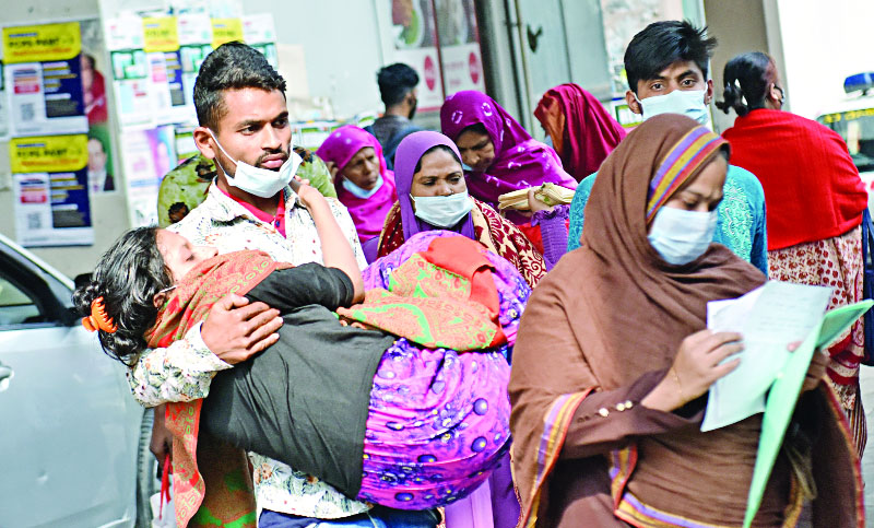করোনার উপসর্গ নিয়ে হাসপাতালে ছুটছেন স্বজনরা