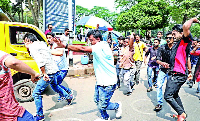 
ছাত্রদল-ছাত্রলীগ সংঘর্ষ, ধাওয়া

