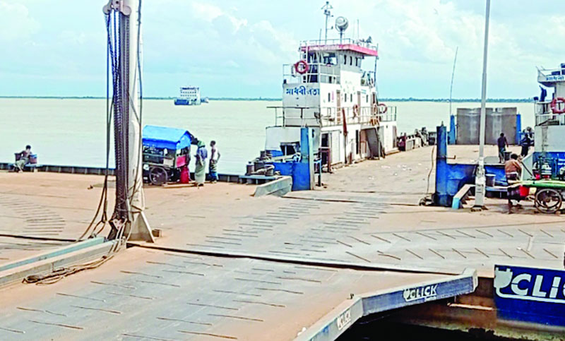 যানবাহন পারাপার অর্ধেকে নেমেছে
