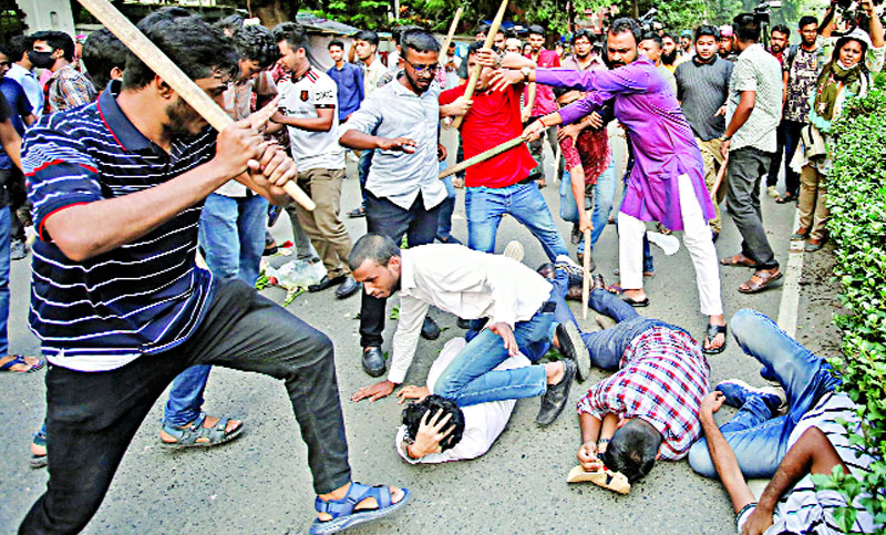 ক্যাম্পাসে ঢোকার পথে হামলার শিকার ছাত্রদল
