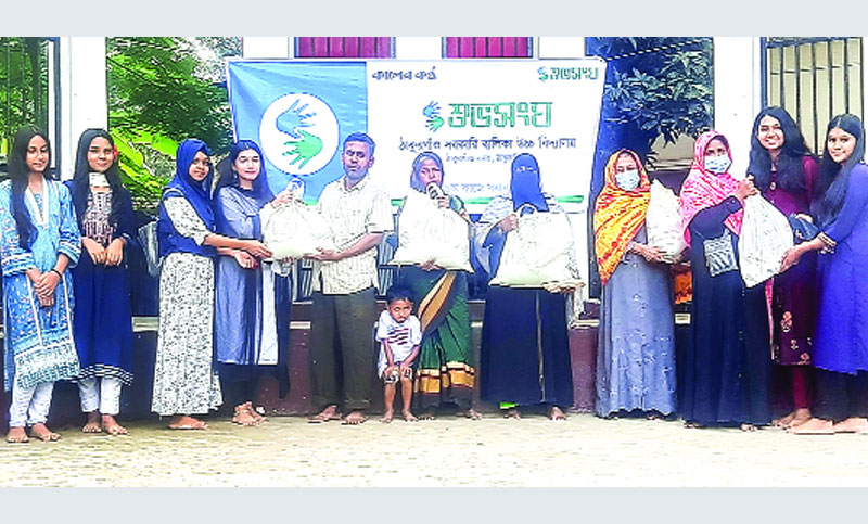 ঠাকুরগাঁওয়ে অসহায়দের মাঝে খাবার বিতরণ