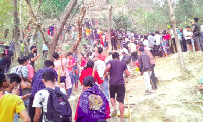 সীতাকুণ্ডের চন্দ্রনাথ ধামে লাখো ভক্ত-দর্শনার্থী