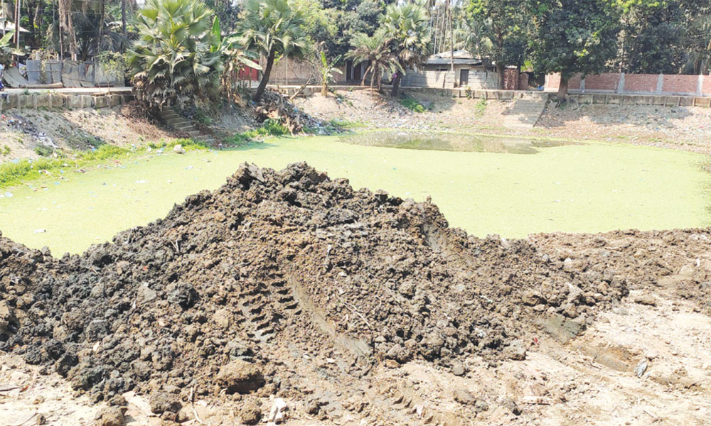 শতবর্ষী পুকুর ভরাট হচ্ছে