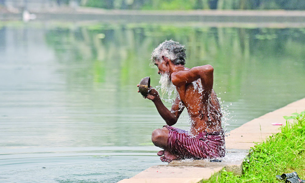 স্বাধীনতাস্তম্ভের লেকে গোসল করা নিষেধ