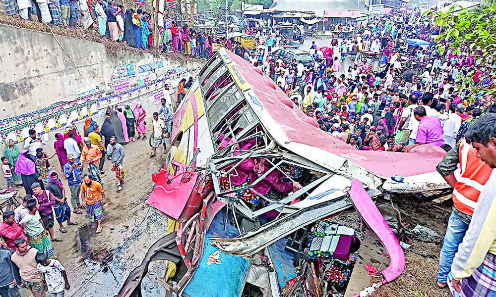 সড়কের নিচে বাস, নিহত ১৯