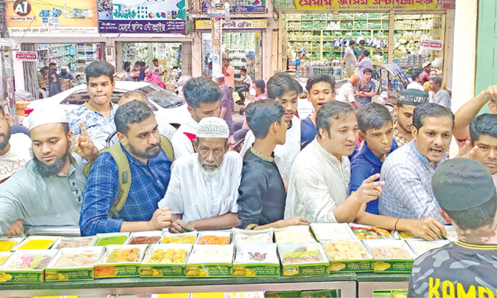 ইফতারসামগ্রী কিনতে কোথাও ভিড় আবারও কোথাও ফাঁকা