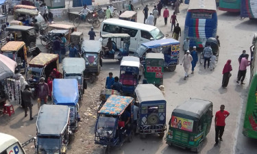 নিষিদ্ধ যানবাহন দাবড়ে বেড়াচ্ছে মহাসড়ক